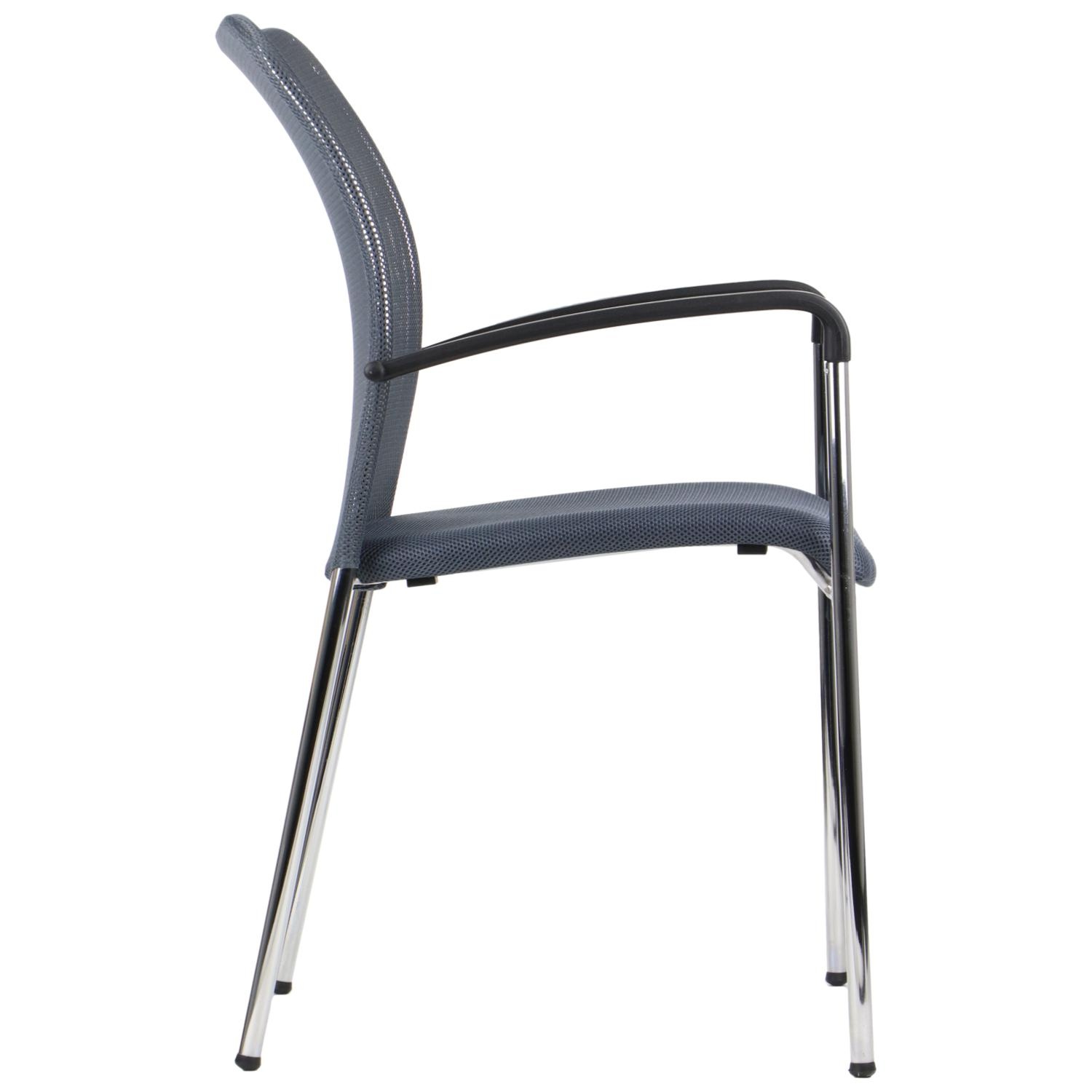 Stabilne krzesło z podłokietnikami . Nogi wykonane z rurki o grubości 18 mm. Oparcie z siatki, siedzisko tapicerowane tkaniną. Ważne : krzesło może się sztaplować.