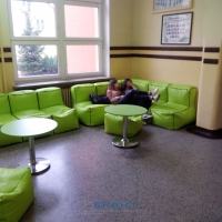 Wygodne sofy i fotele - wyposażenie  II LO w Głogowie
